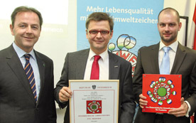 Umweltminister Nikolaus Berlakovich verleiht das Österreichische Umweltzeichen an Murexin-Vorstand Andreas Wolf.
